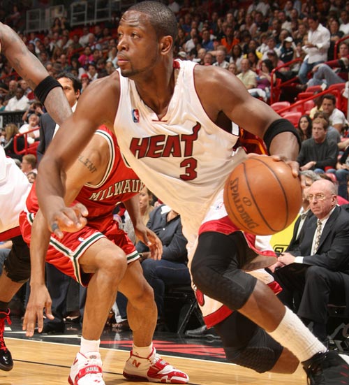 门将连续零封，稳定球队防线（门将连场零失球，稳固后防线）