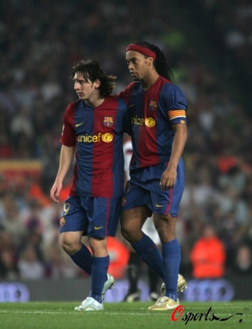 篮球赛事亮点：NCAA加时赛绝杀瞬间（篮坛焦点时刻：NCAA加时压哨绝杀）