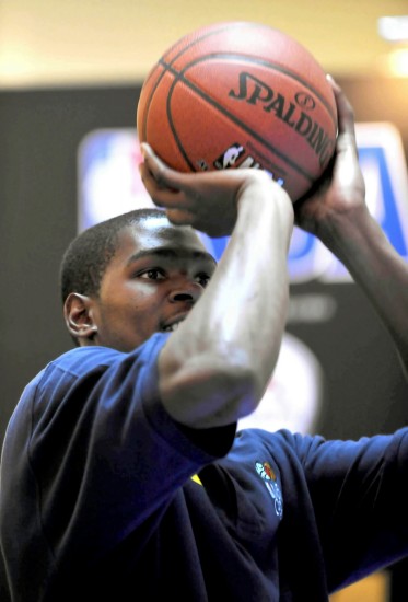 不靠星二代光环，小佩顿是如何拿到2800万合同的？（摆脱“星二代”标签，小佩顿如何拿下2800万合同？）