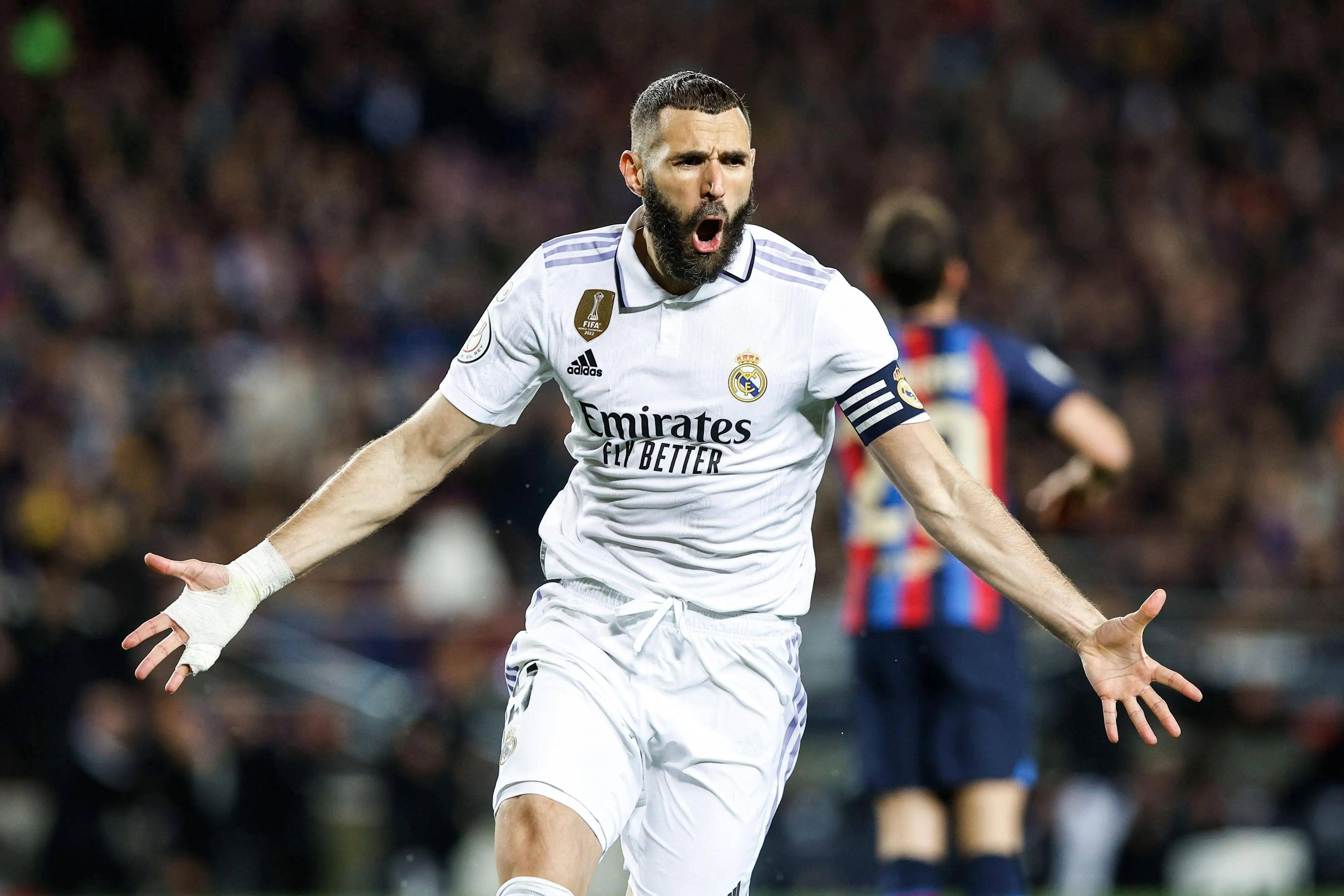 从手足无措到游刃有余，齐达内在公园学着踢毽子（齐达内公园学踢毽子：从生疏到娴熟）