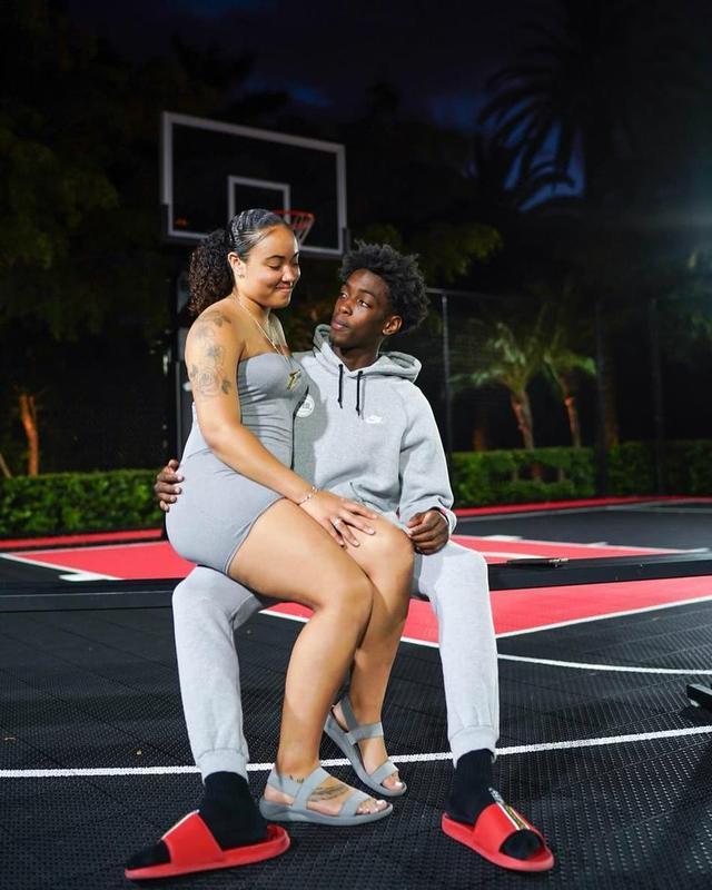 独领风骚，目前欧冠前8球队英超占4席，其余四大联赛各出1队（欧冠八强英超占据半壁江山，其余四大联赛各仅一队晋级）