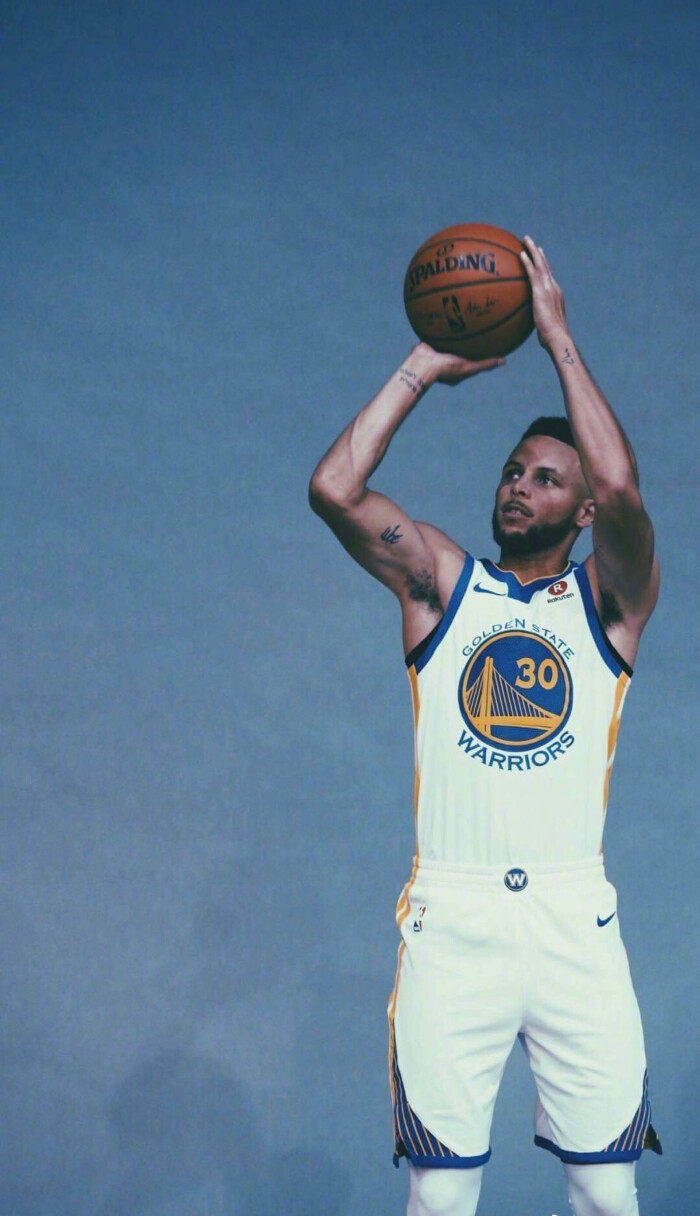 贝蒂斯进球后安东尼在包厢内庆祝，遭塞维球迷辱骂、扔杂物（贝蒂斯破门后，安东尼包厢内庆祝遭塞维球迷辱骂并遭杂物投掷）