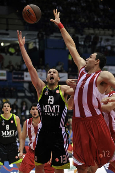 刚收获个人西甲首助😓阿诺德在对阵毕巴的比赛中受伤下场（刚献西甲生涯首助，阿诺德对毕巴比赛伤退）