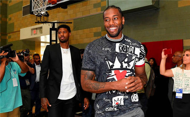 足球转会市场最新动态及趋势（足球转会风云：焦点动态与发展趋势）